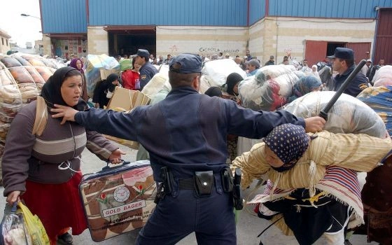 عناصر من الحرس الحدودي الإسباني في مراوغة ممتهنات للتهريب المعيشي - ارشيف