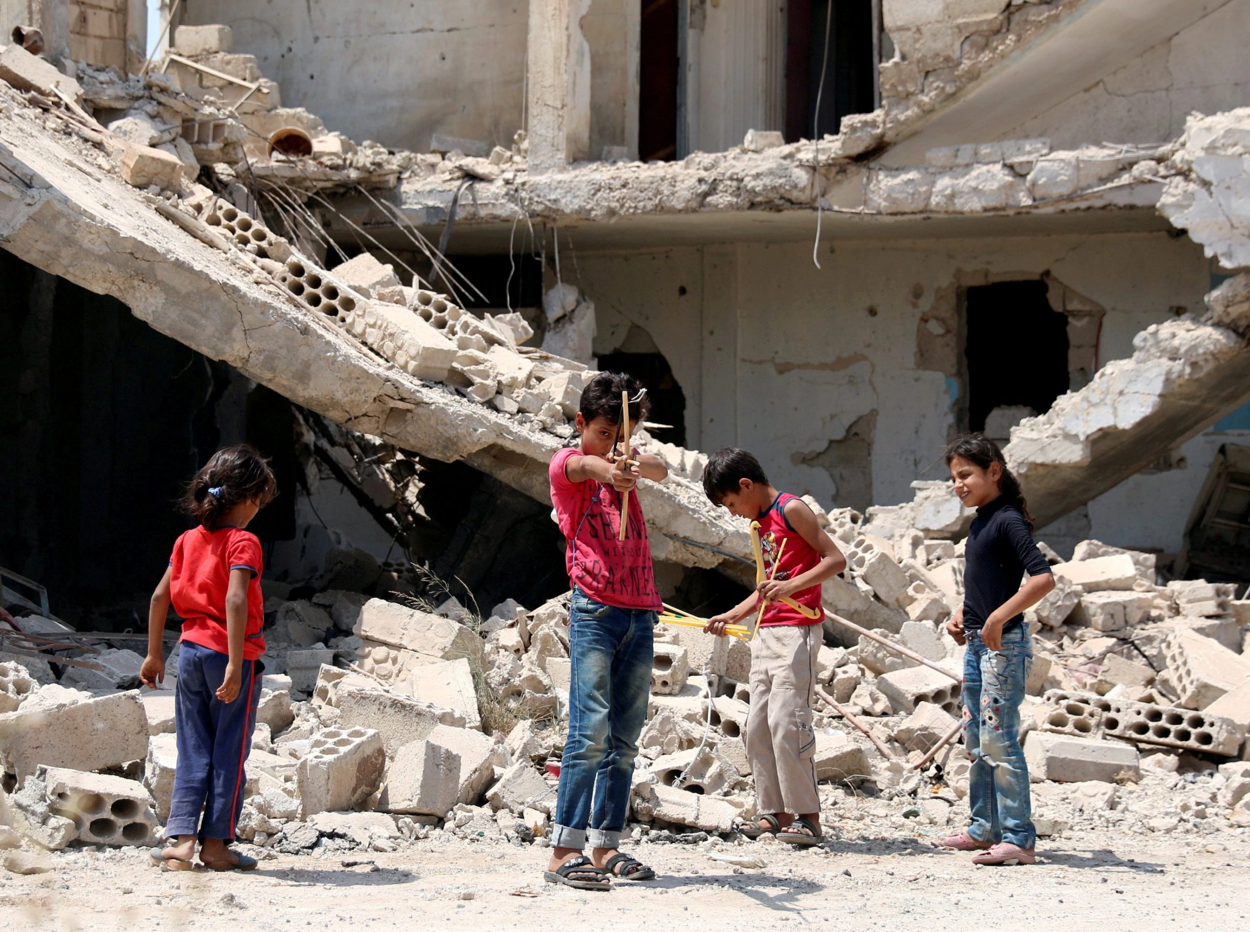 الخراب لحق بمدينة درعا السورية (رويترز)