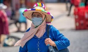 خبراء يدعون لارتداء الكمامة تفاديا لانتكاسة وبائية